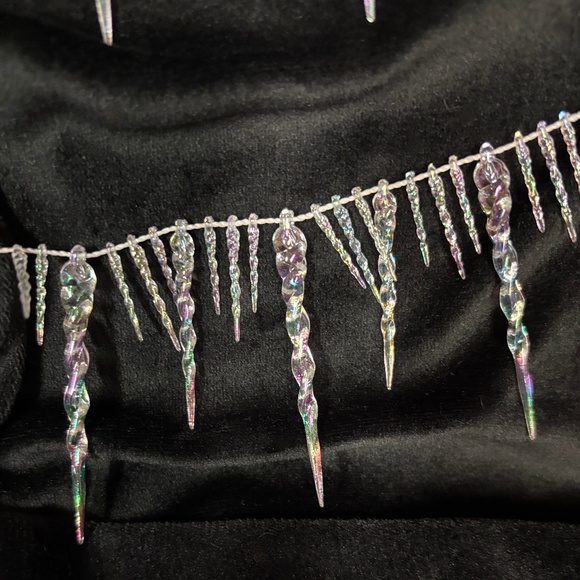 100" Festive Iridescent Icicle Garland - Picture 3 of 4